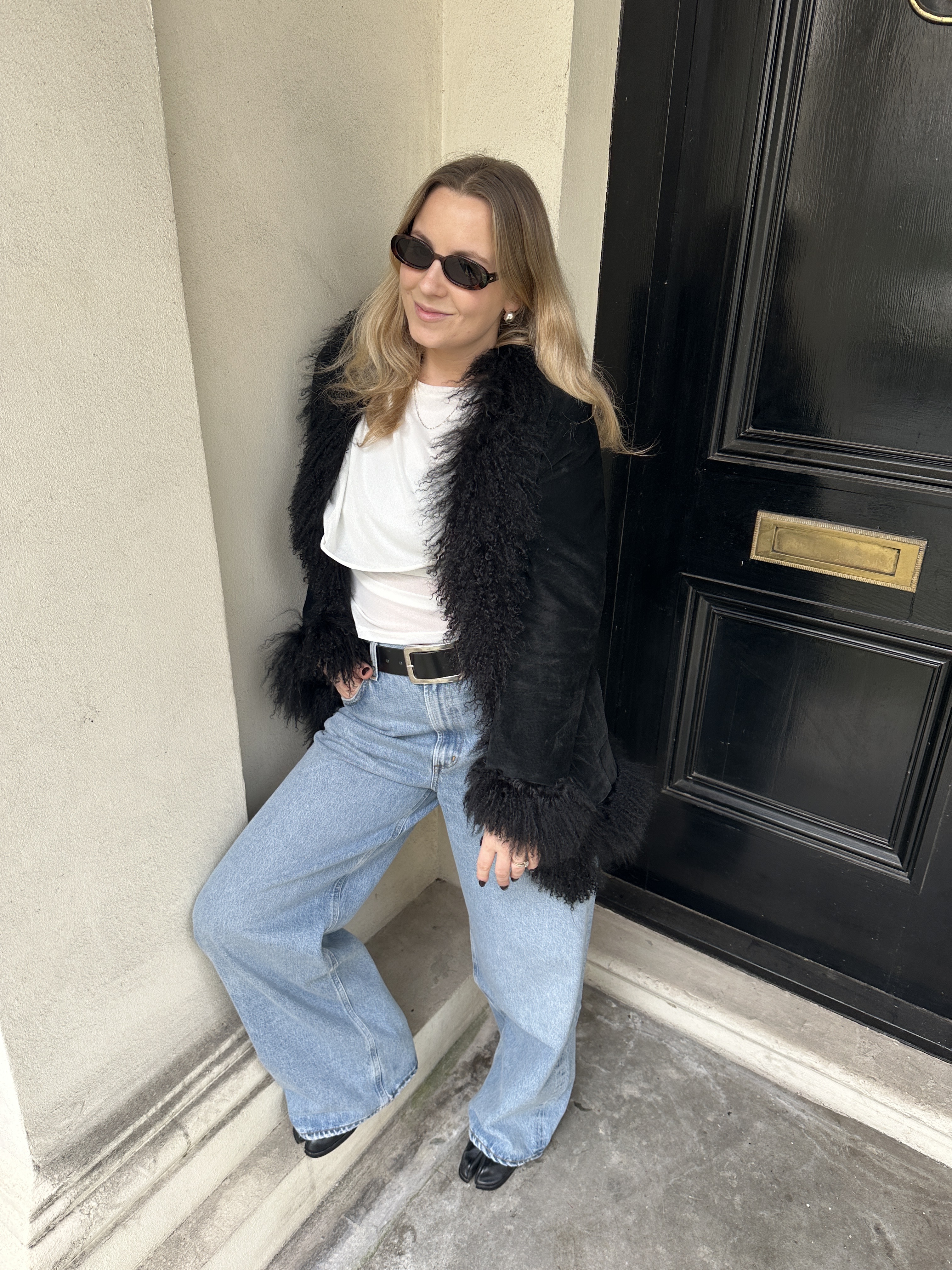 An image of Who What Wear UK Deputy Editor, Rebecca Rhys-Evans, wearing Agolde low-rise jeans.