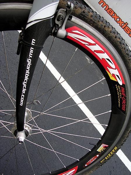 The carbon fork uses an aluminium steerer tube for added strength.