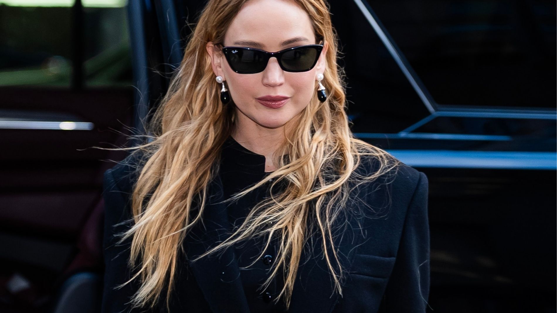 Jennifer Lawrence wears sunglasses