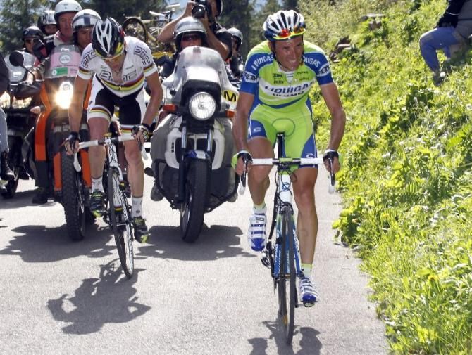 Ivan Basso drops Cadel Evans on his way to victory