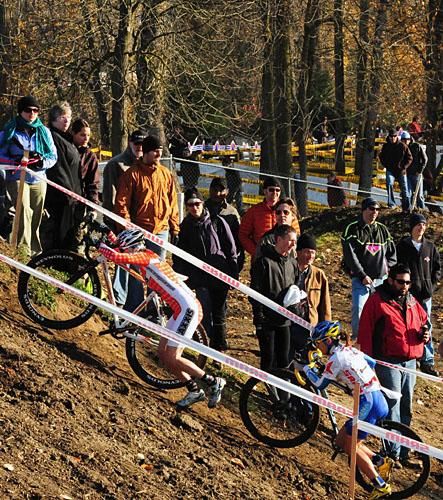 Alison Sydor (Team Maxxis-Rocky Mountain) pushing her bike with Nash close behind.