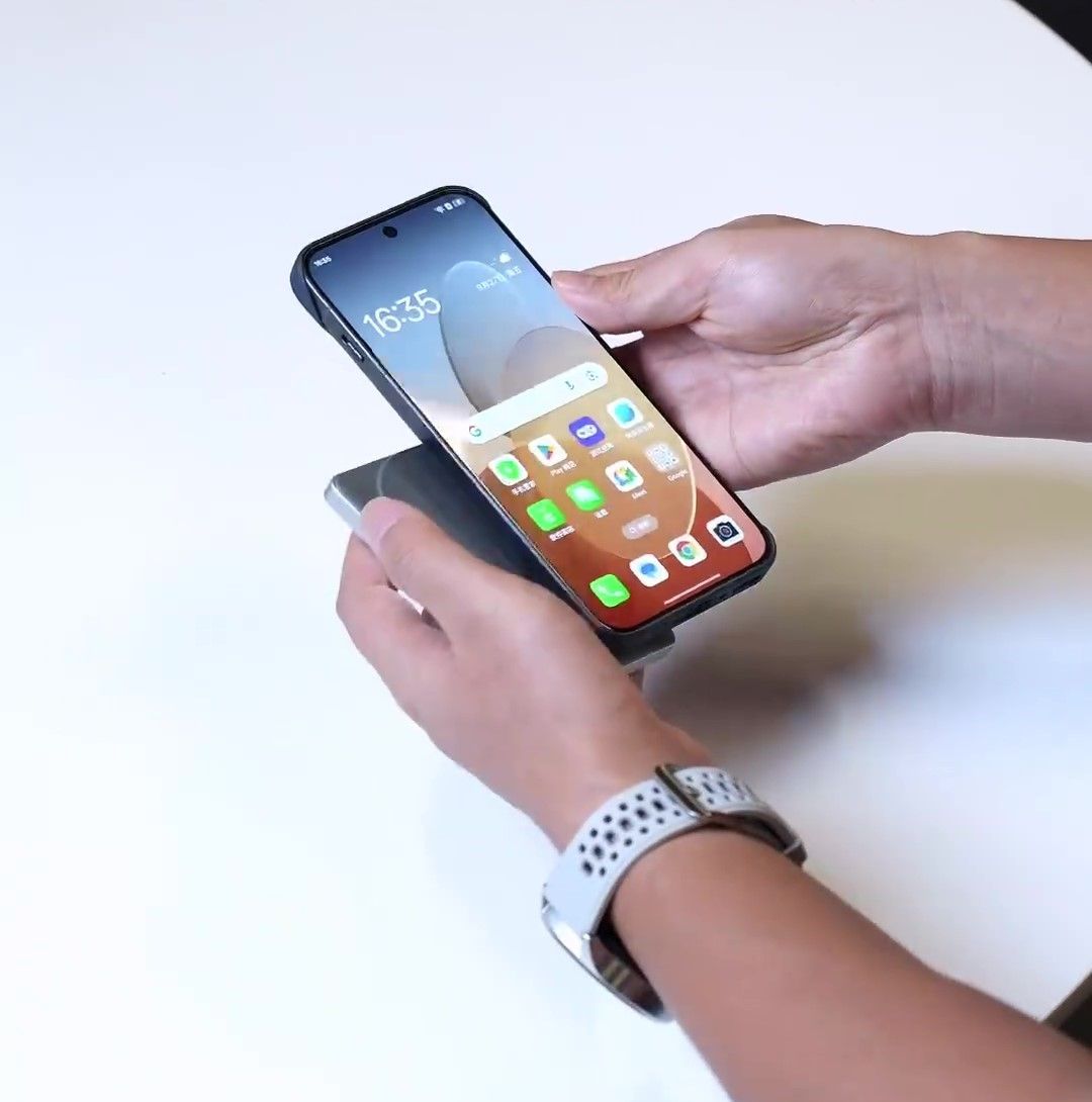 Magnetic charging on the OPPO Find X8
