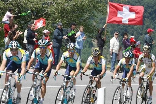 Astana leads the peloton on stage 15