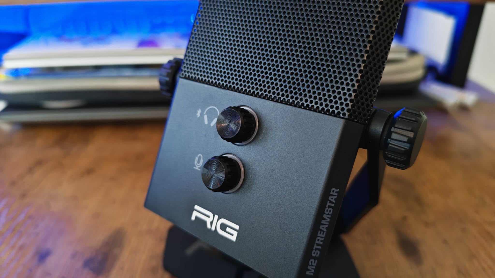 The adjusting dials on the RIG M2 Pro HD Streamstar