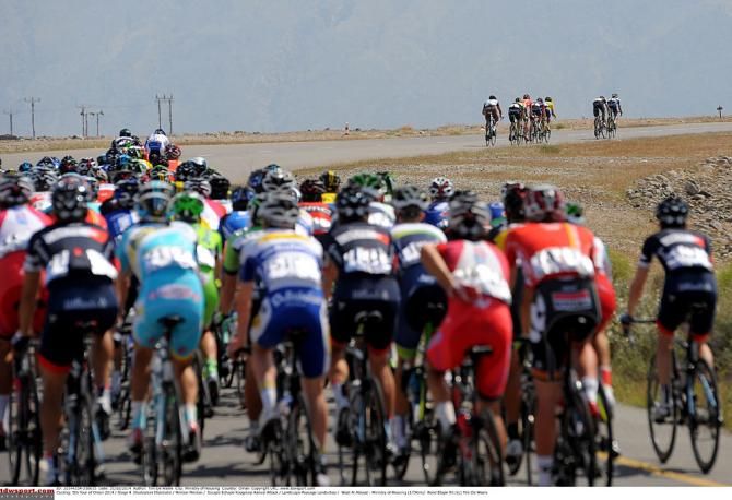 A group escapes from the peloton
