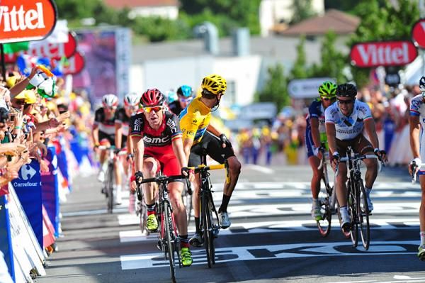 Bradley Wiggins (Sky) takes a look at where his GC rivals are at the finish line in Bellegarde-sur-Valserine.