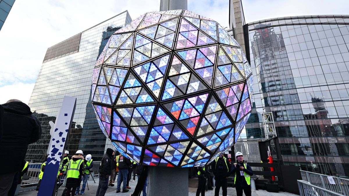 NYE Ball Spotted Sporting Crystal Lights Ahead Of Her Big Night | Marie ...