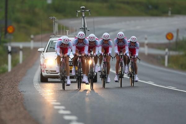 The Leontien team use the width of the road