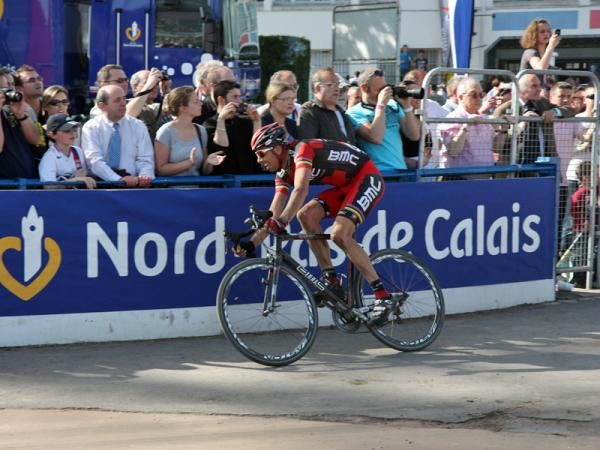Alessandro Ballan (BMC) enters the velodrome.