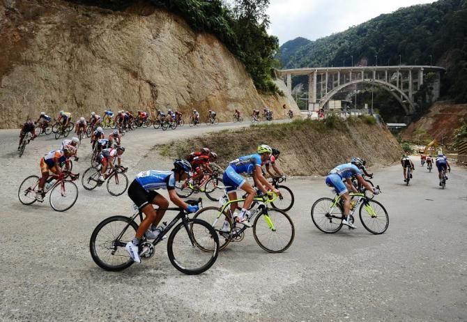 The peloton make their way through the Kelok Sembilan on Stage 2