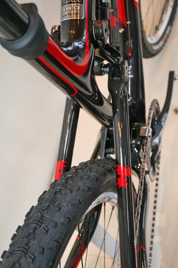 There is no need for a brace on the rear of the Rocky Mountain Element Team - apparently the carbon swingarms are stiff enough. Impressive claims...