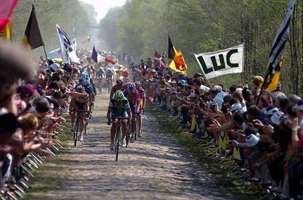 Chasers come through the Arenberg sector
