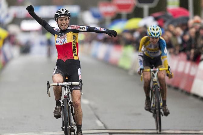 Sanne Cant out-sprints Nikki Harris in Loenhout