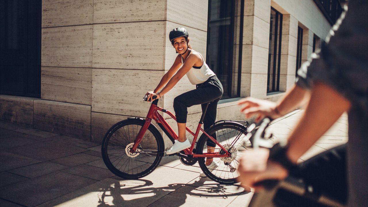 Person riding the Canyon Commuter:ON electric bike