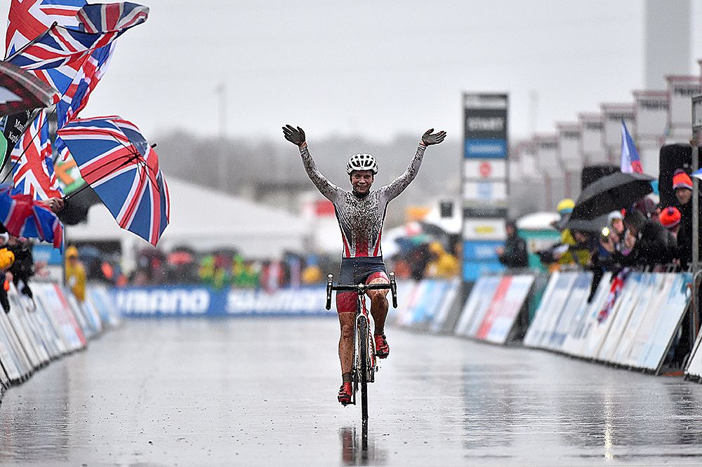 Evie Richards (Great-Britain) celebrates her U23 women's victory at Worlds
