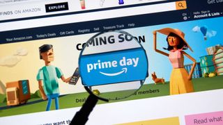 Eine Lupe über dem Amazon Prime Day-Logo auf der Amazon-Website