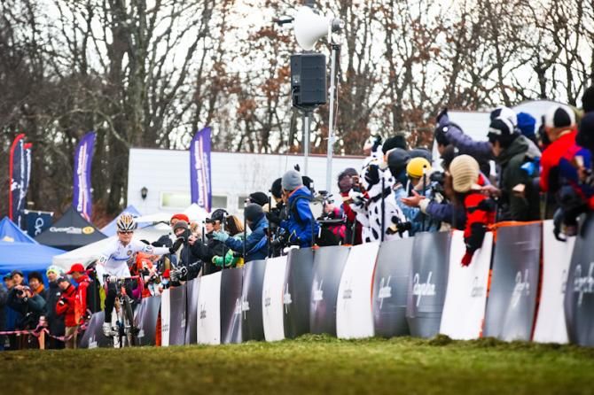 Fans congratulate Ayako Toyooka (Panasonic Ladies) on her win