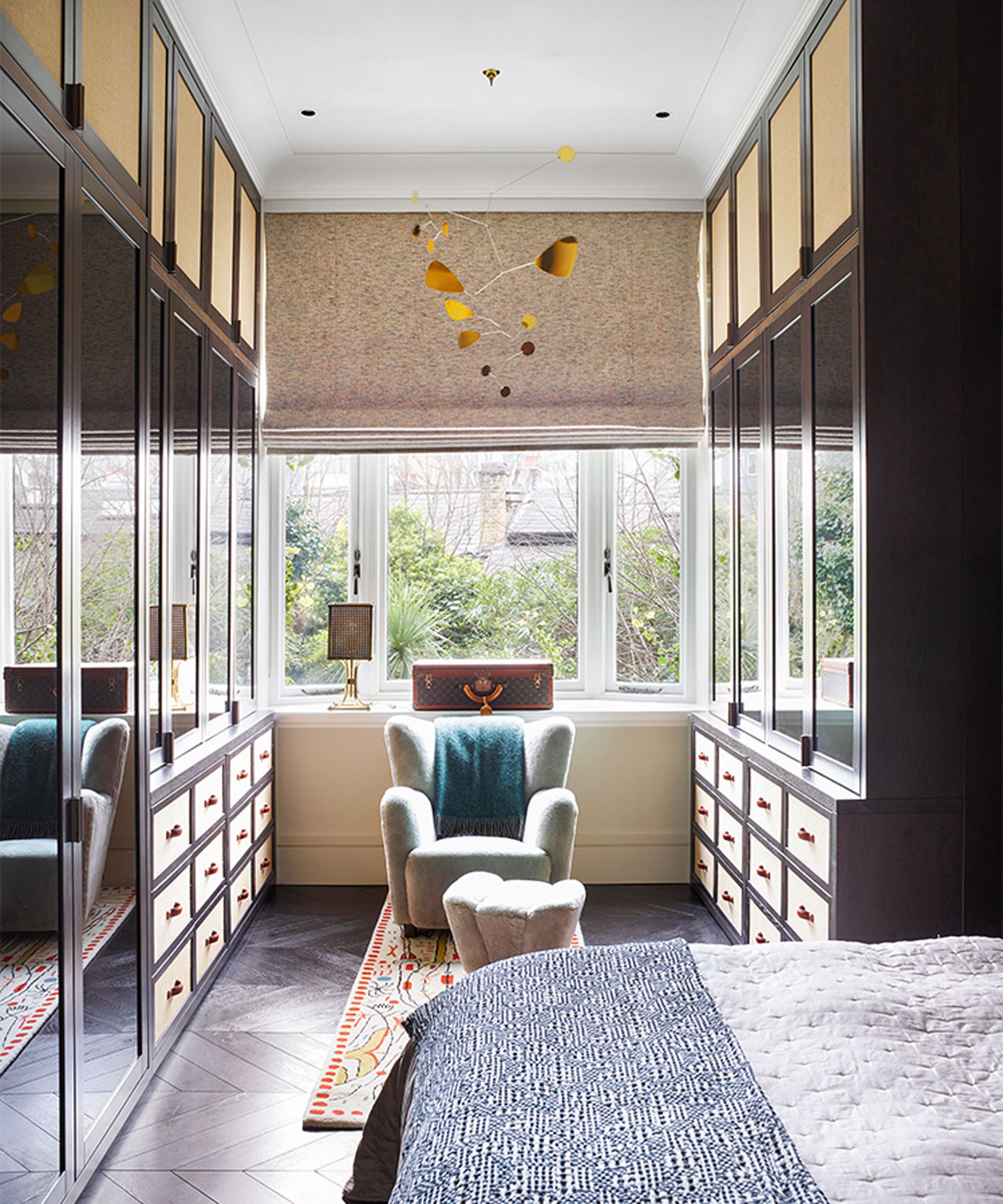 Small room bed ideas with dressing room and mirrored wardrobes