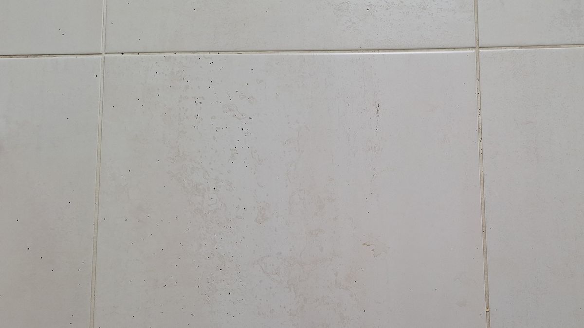 Tiled floor after one pass in Balanced suction mode