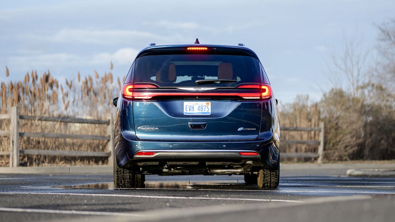 2024 Chrysler Pacifica Hybrid Pinnacle review.