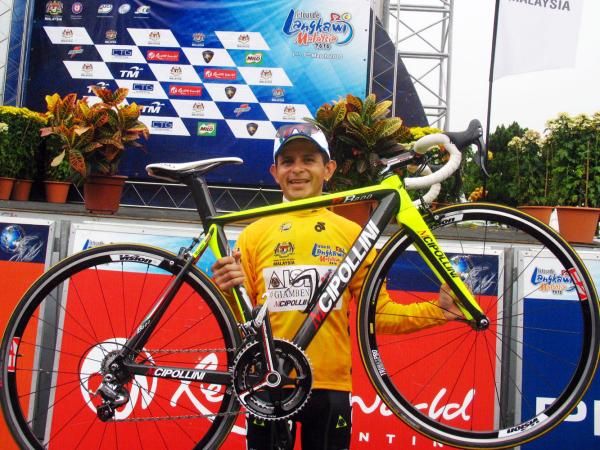 Jose Rujano shows off his Cipollini bike
