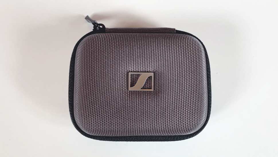 Sennheiser IE 900 Etui auf einem weißen Tisch