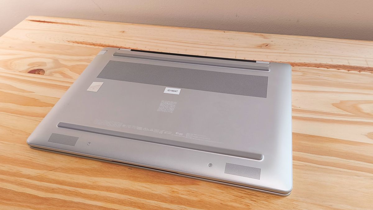 An HP OmniBook 5 14 Inch Next Gen AI PC on a desk