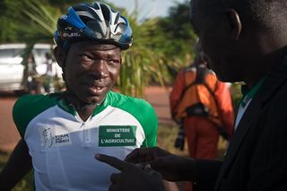 Burkina Faso’s coach talks strategy with Rasmané Ouedraogo prior to Stage 8.
