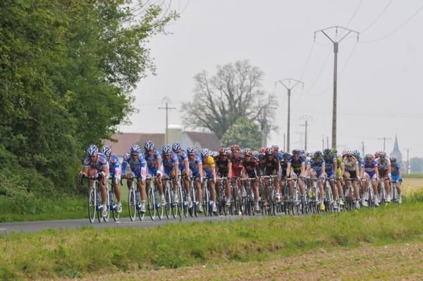 The Skil-Shimano boys help protect Kenny Van Hummel's lead.