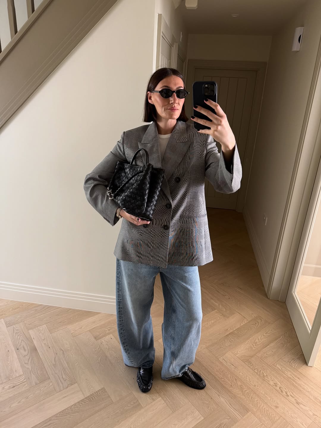 Woman wearing fall blazer with jeans outfit 2025.