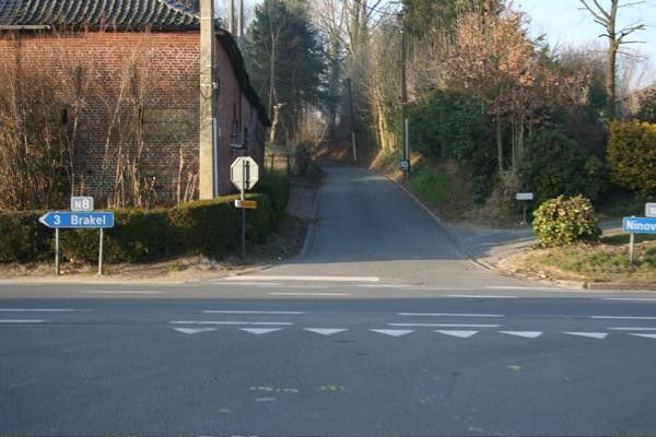 The Eikenmolen gets steeper just as it crosses the main Brakel to Ninove road.
