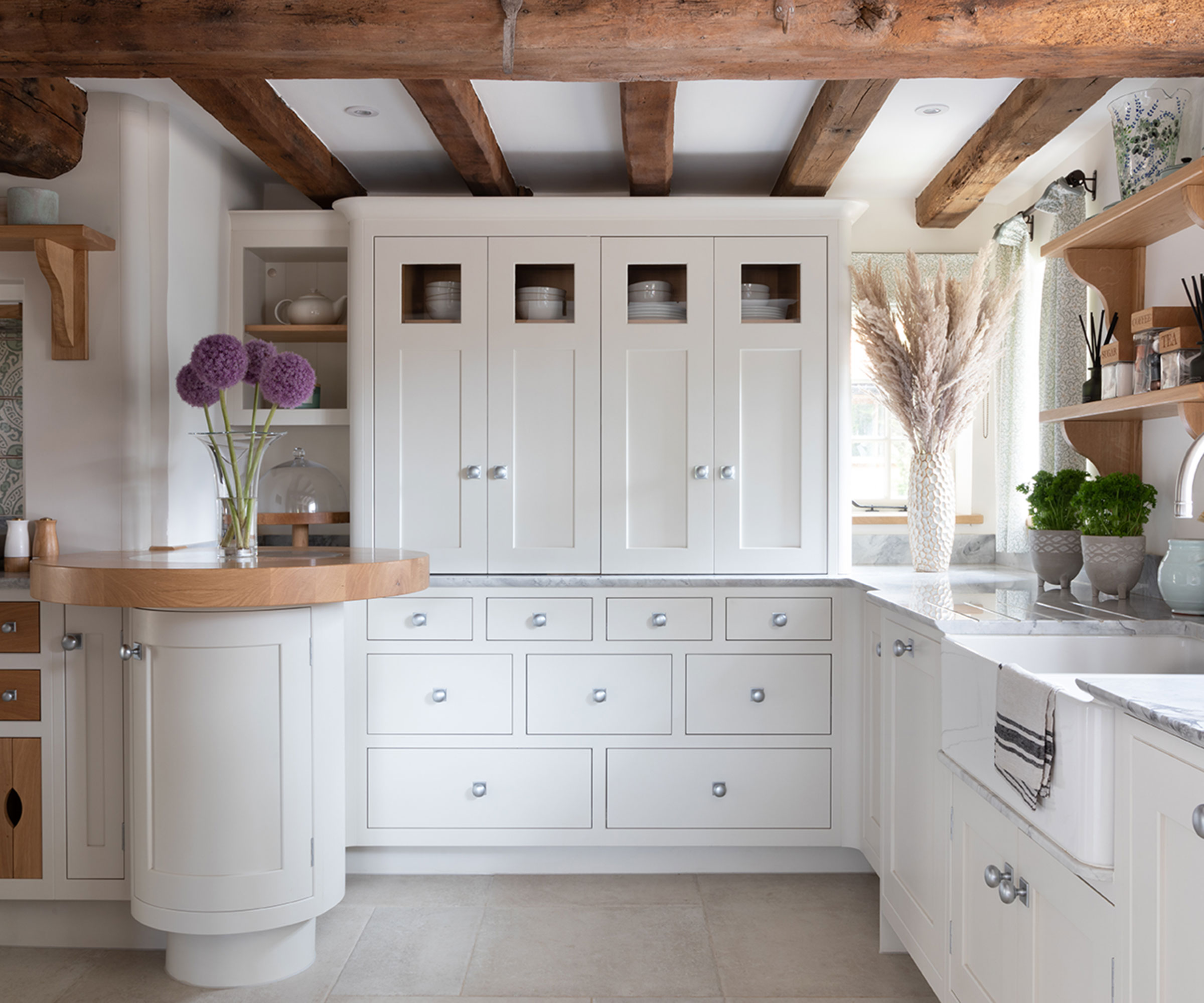 cream Shaker kitchen with curved worktops