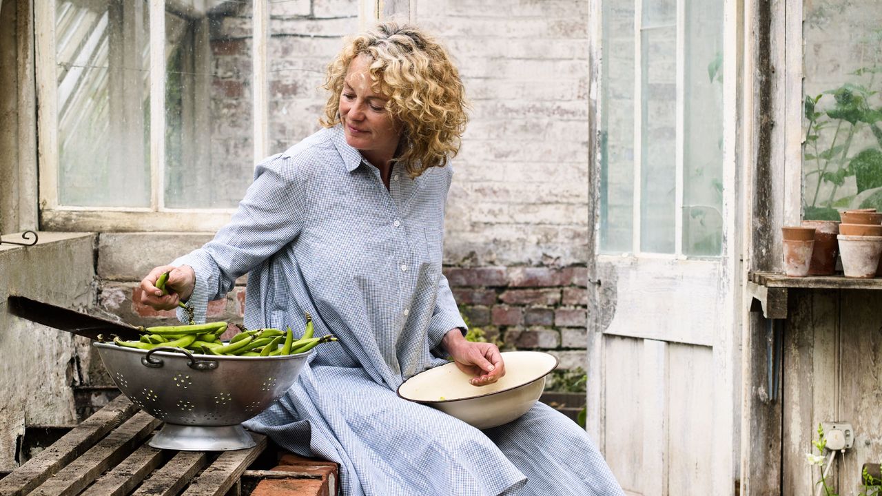 Kate Humble shelling peas in a greenhouse