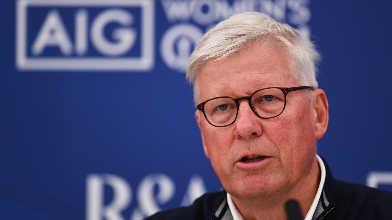 Martin Slumbers speaks to the media before the 2022 AIG Women&#039;s Open