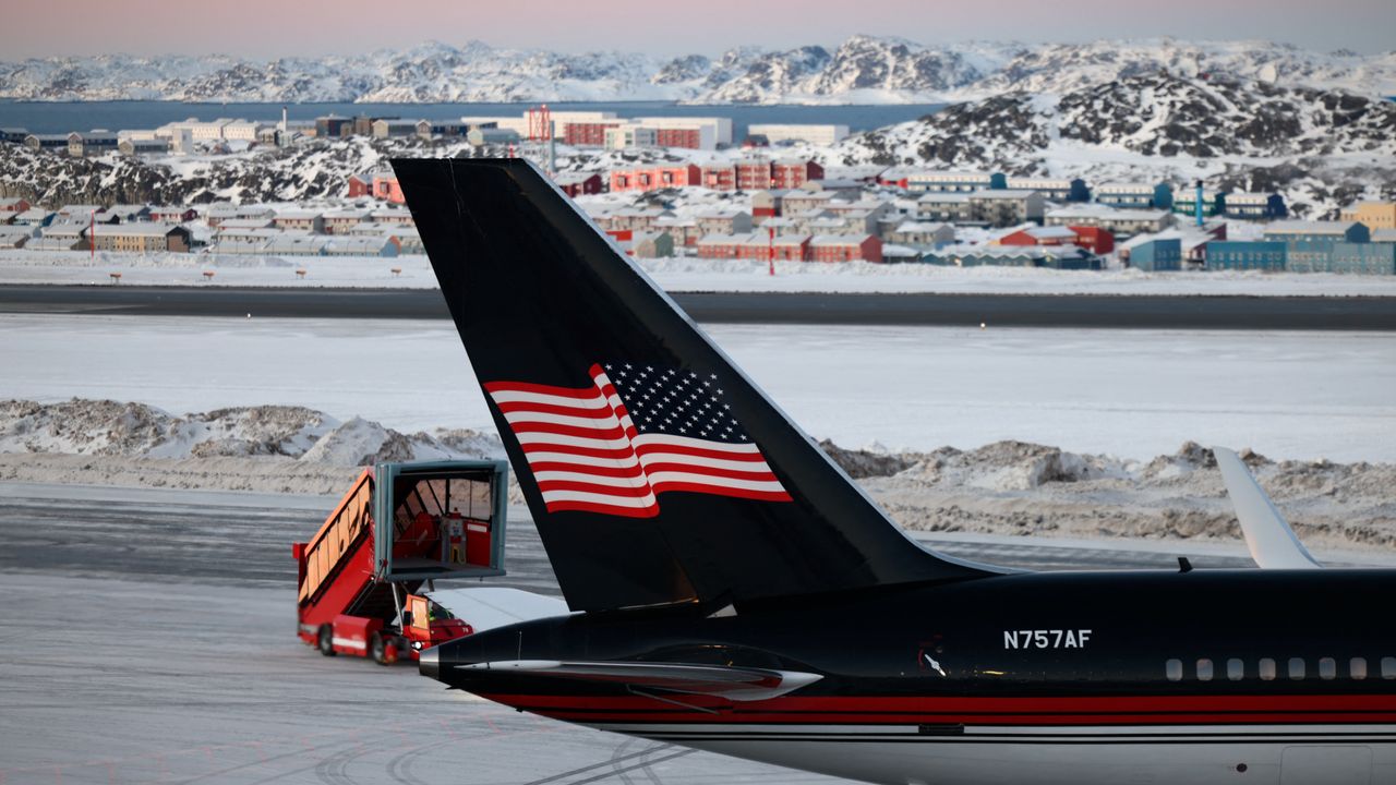 Trump airplane lands in Greenland