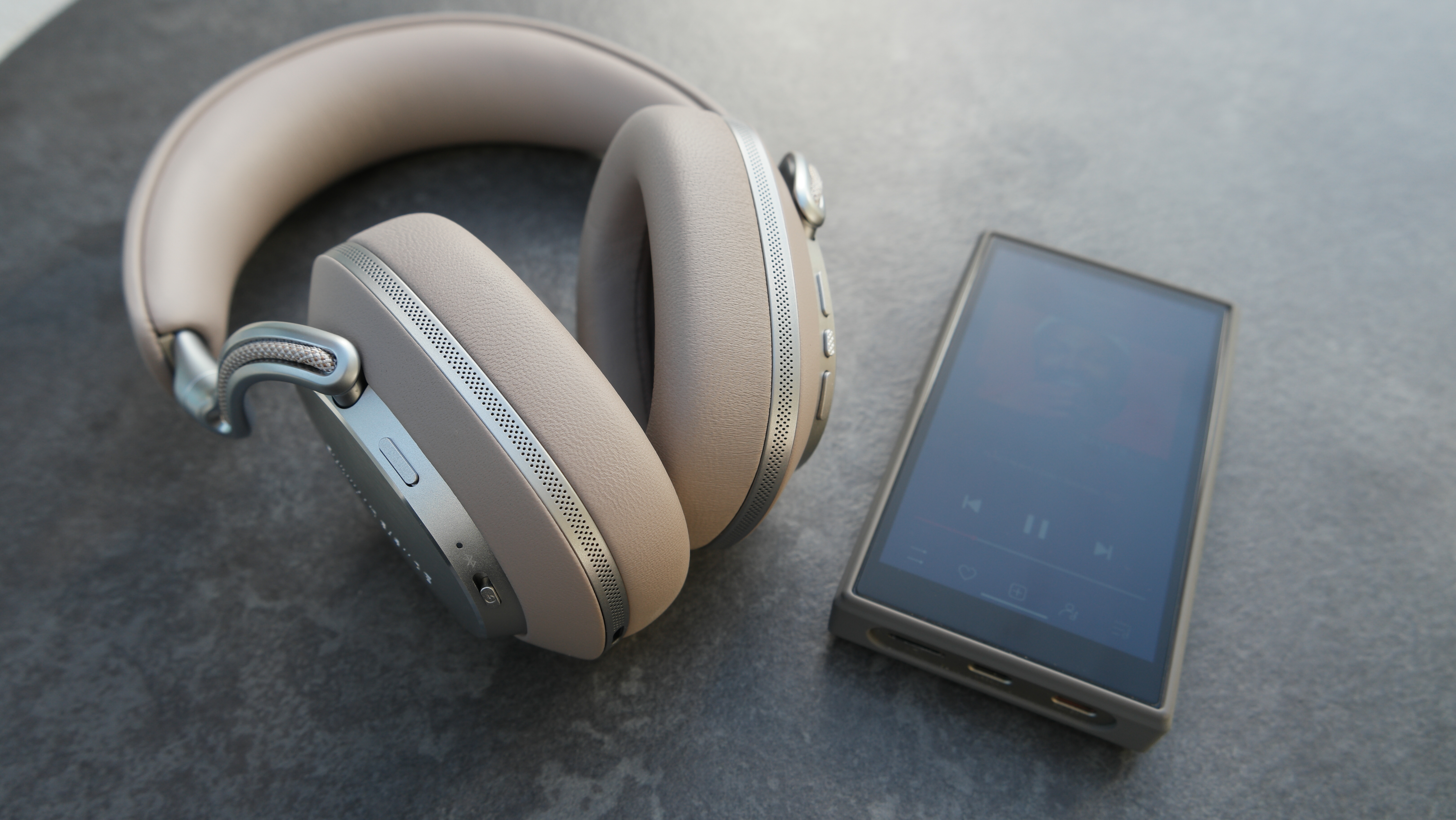 Bowers &amp; Wilkins Px8 S2