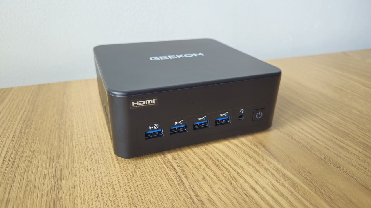 The Geekom ITI3 on a desk
