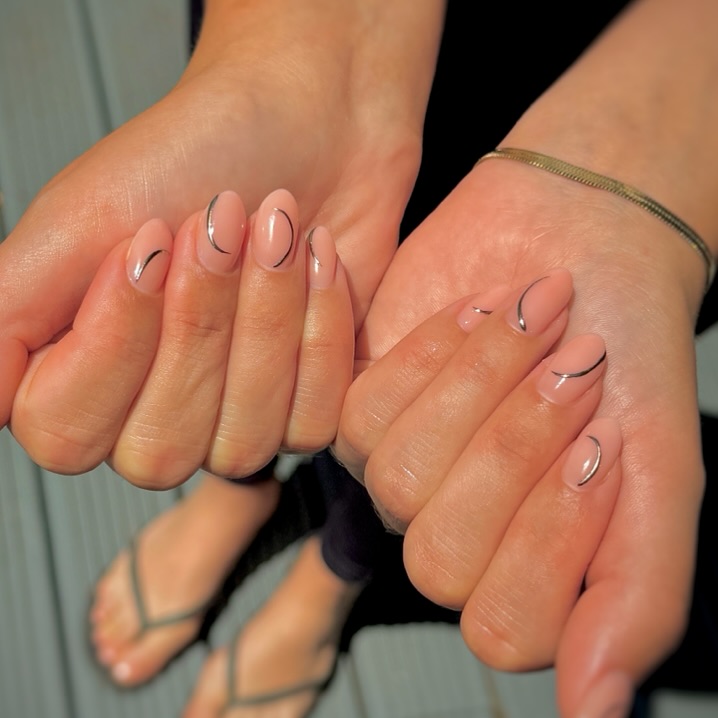 minimalistic nail art