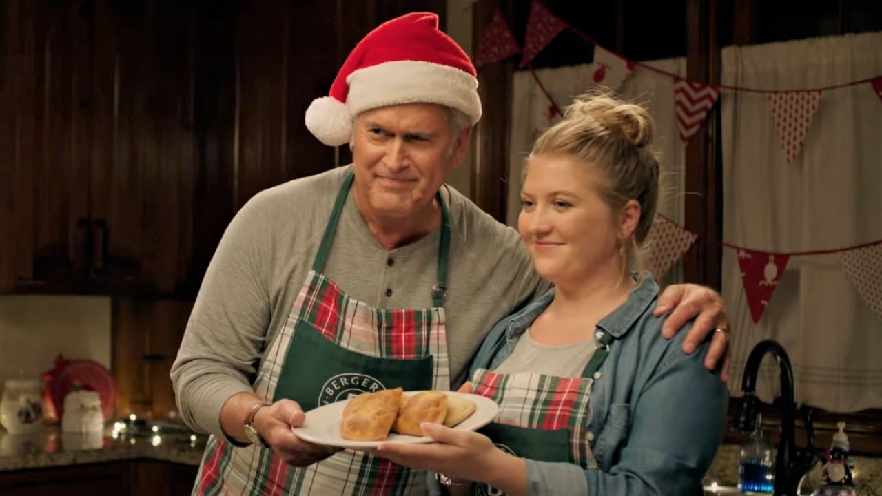 Bruce Campbell y Jaicy Elliot en My Southern Family Christmas.