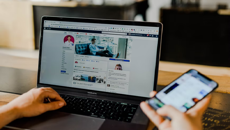 Ein MacBook auf dem Facebook geöffnet ist