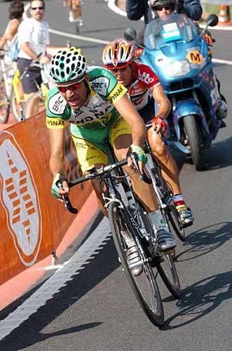 Oscar Pereiro (Phonak) leads Mauricio Alberto Ardila (Davitamon - Lotto) up to the finish.