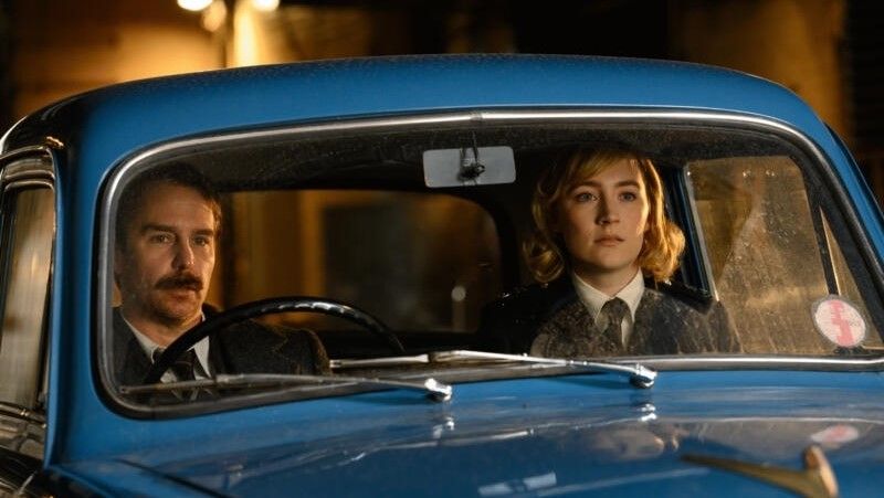 Sam Rockwell and Saoirse Ronan in See How They Run