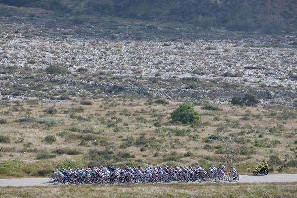 A big women's field rolls through a valley along the way to the KOM.