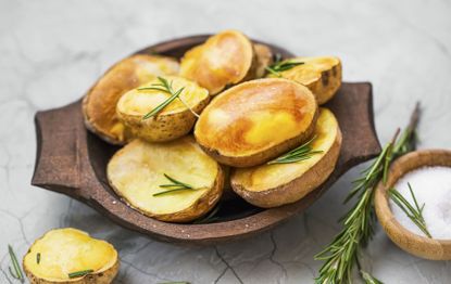 garlic and rosemary potato slices