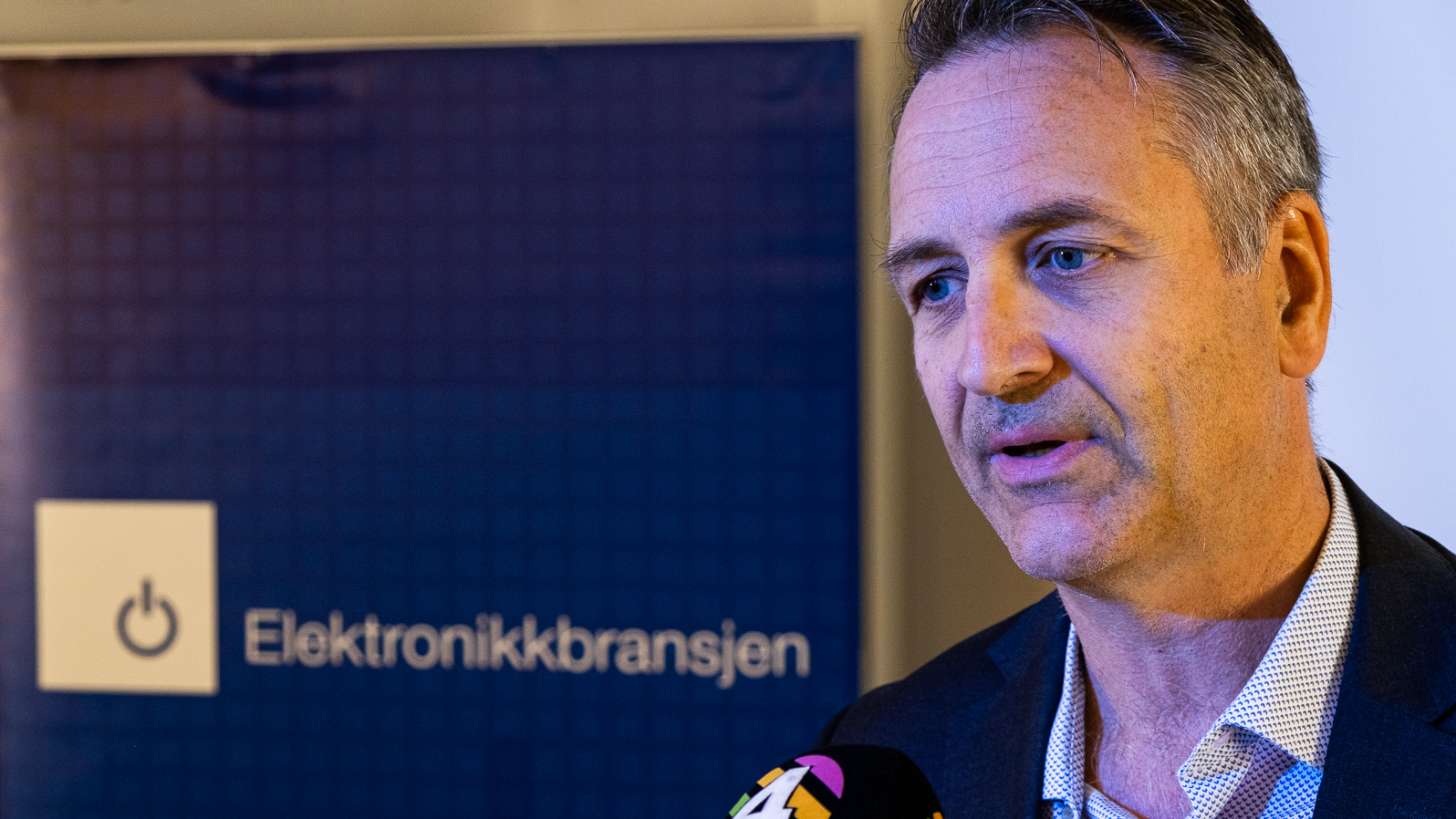 Jan Røsholm i Elektronikkbransjen under et radiointervju
