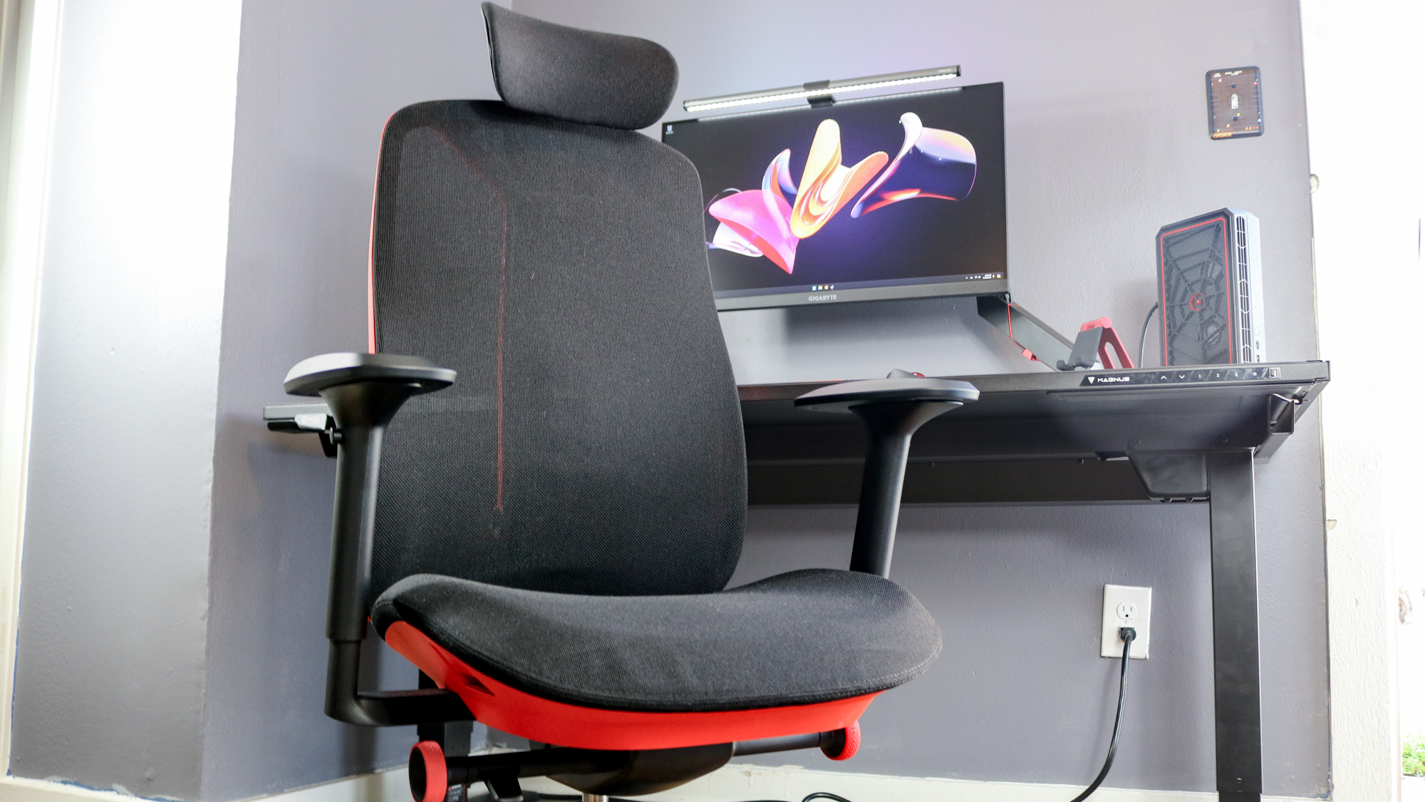 The Vantum Gaming Chair in front of the Secretlab Magnus Pro standing desk