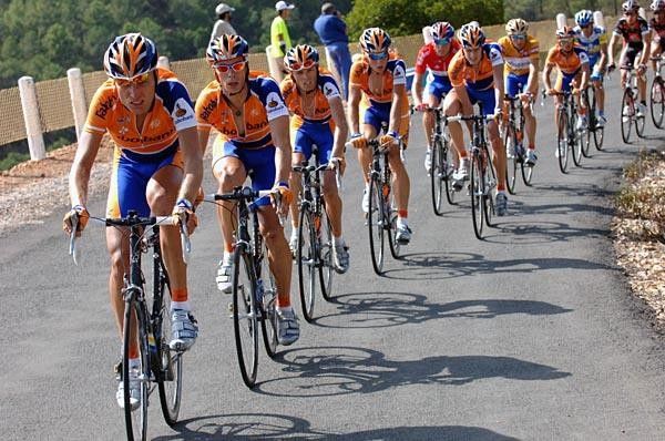 The Rabobank boys have everything under control as they defend the jersey oro of Denis Menchov.