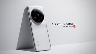 Image de presse du Xiaomi 13 Ultra en 16:9 contre un mur 