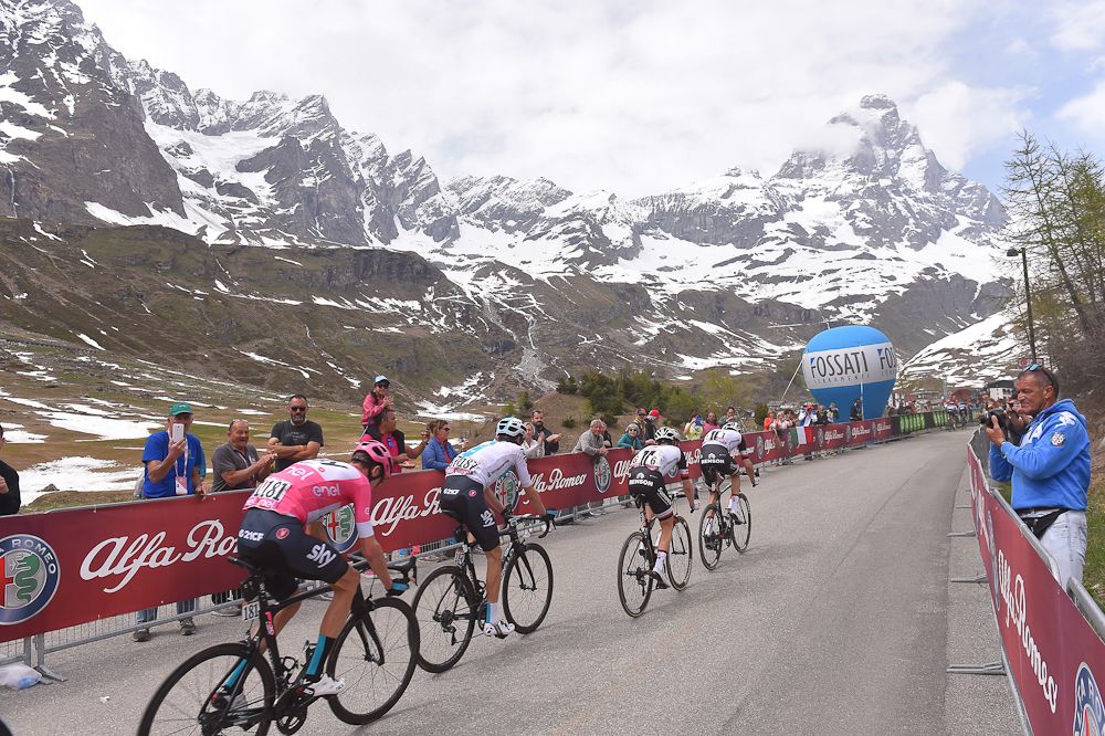 Chris Froome rides with the other top GC contenders during the Giro's stage 20