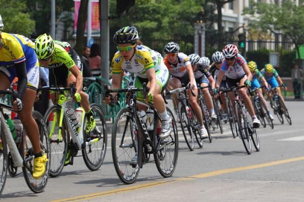 Australian Champion, Amanda Spratt (GreenEdge - AIS) in the bunch